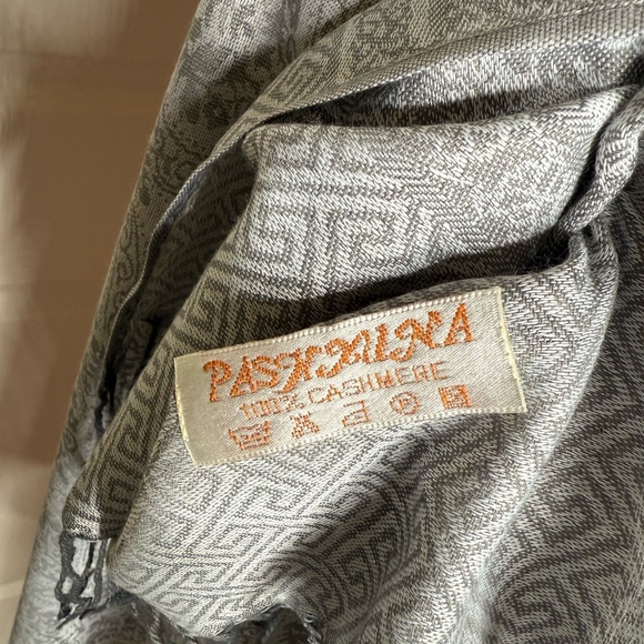 Cashmere Pashmina Elegant Gray Patterned Wrap - Picture 3 of 3